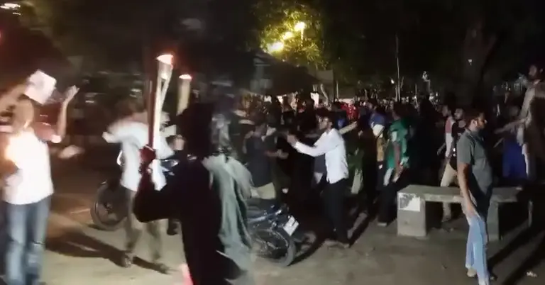 শিক্ষার্থীদের দুই পক্ষের অবস্থান